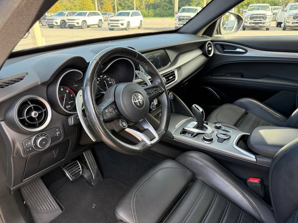 Used 2023 Alfa Romeo Stelvio Veloce AWD/4WD image 21
