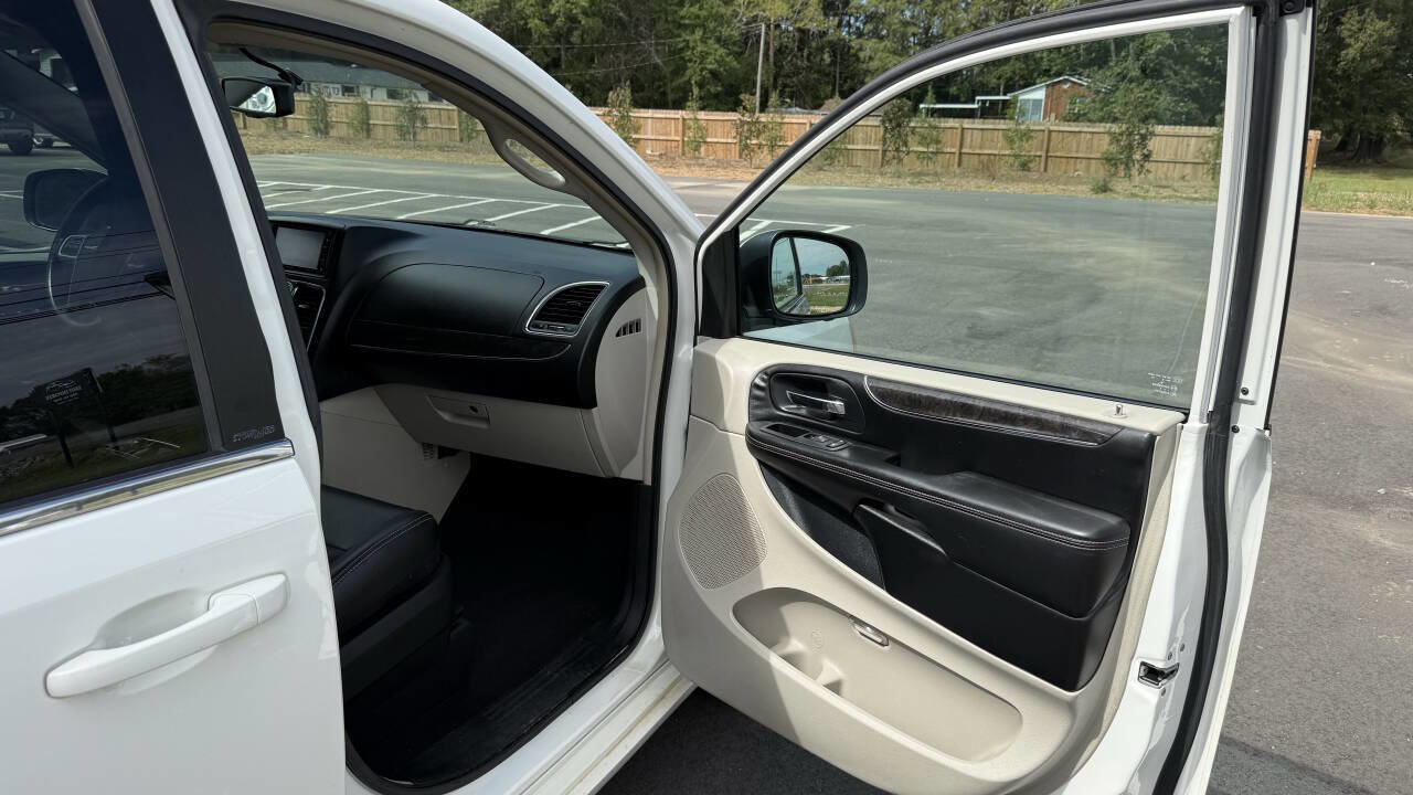 Used 2013 Chrysler Town & Country Touring image 16