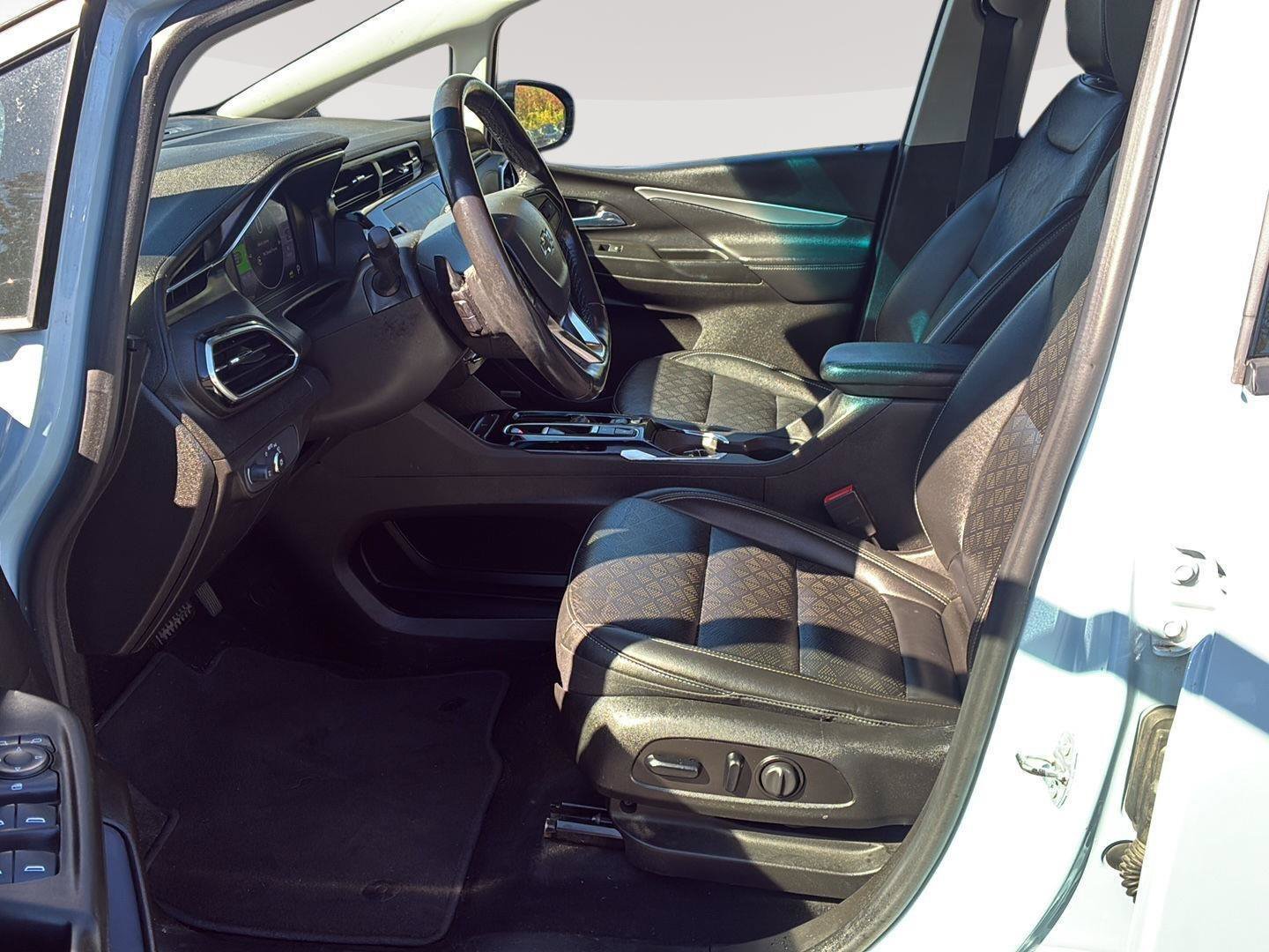 Used 2022 Chevrolet Bolt LT w/ Infotainment Package FWD image 23