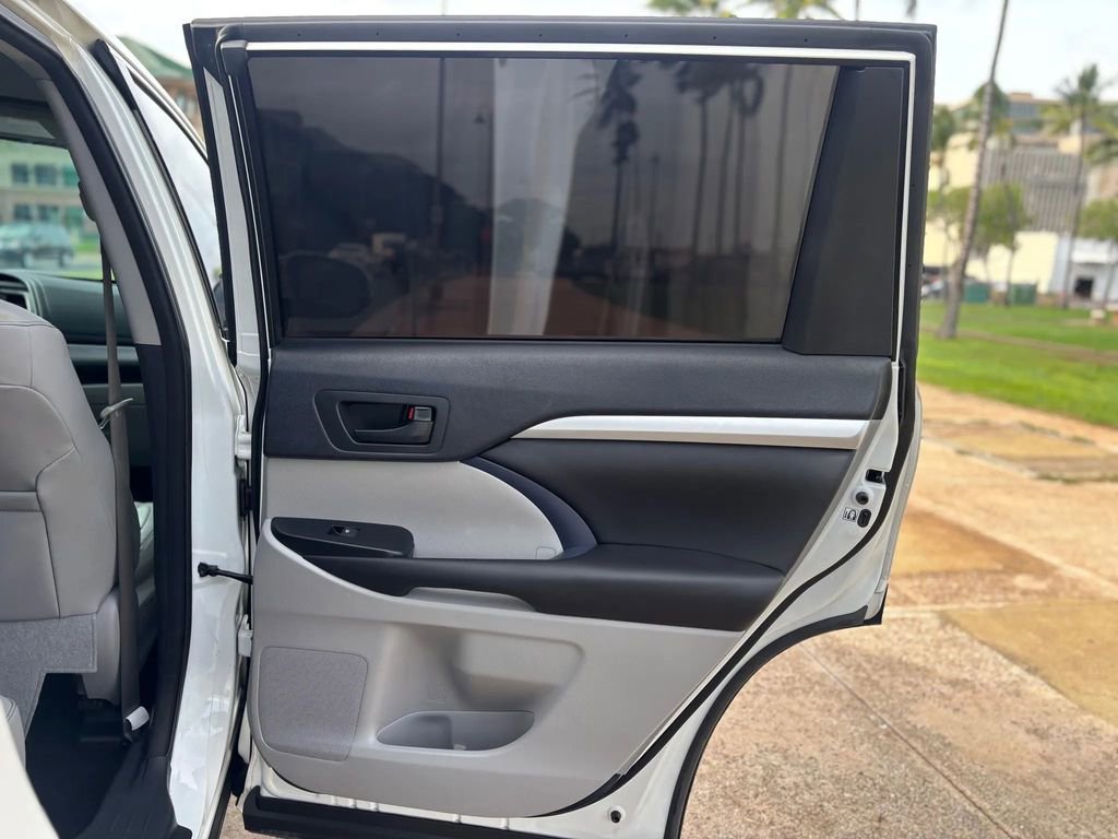 Used 2016 Toyota Highlander LE image 17