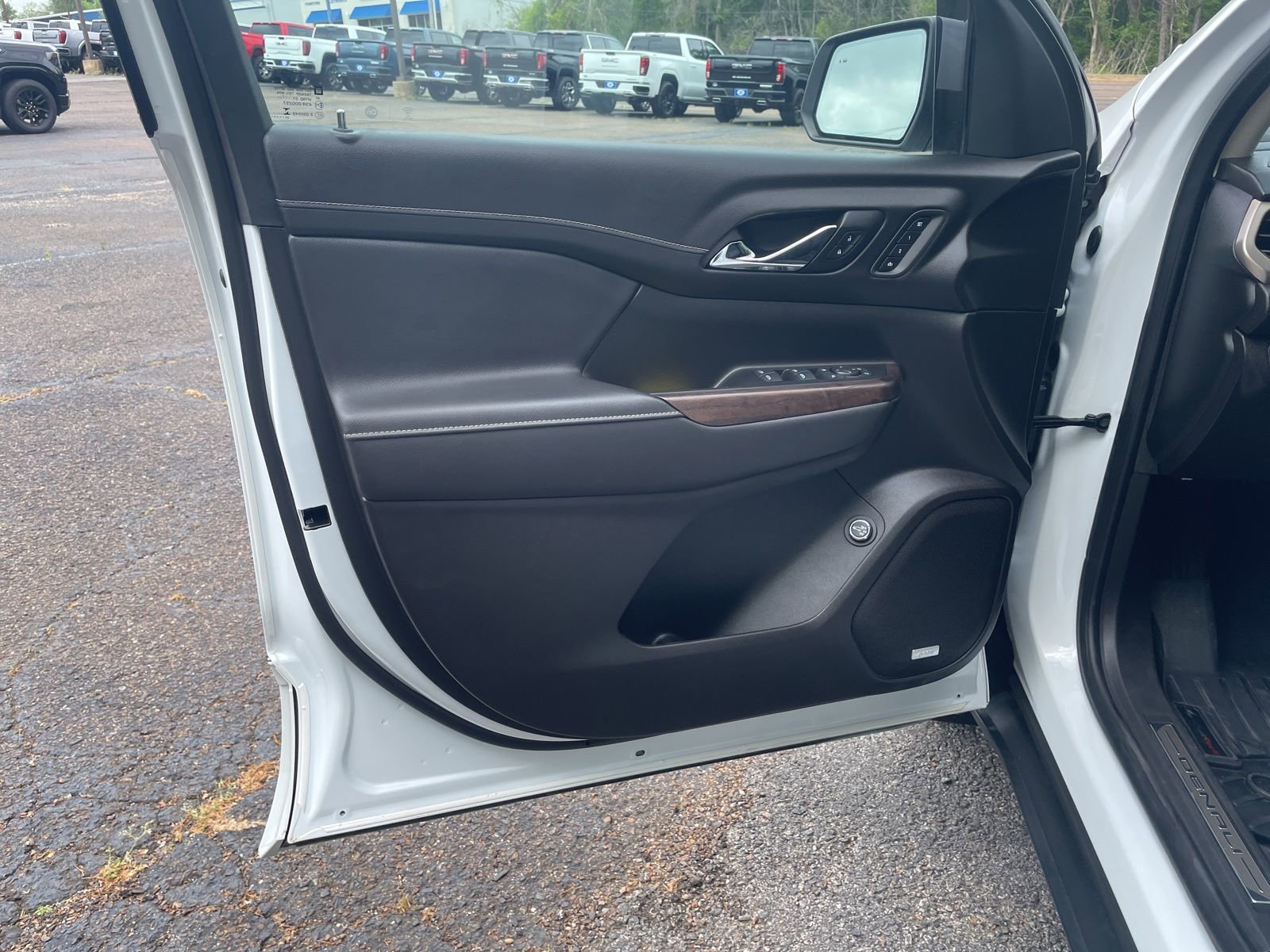 Used 2023 GMC Acadia Denali w/ Denali Ultimate Package image 11