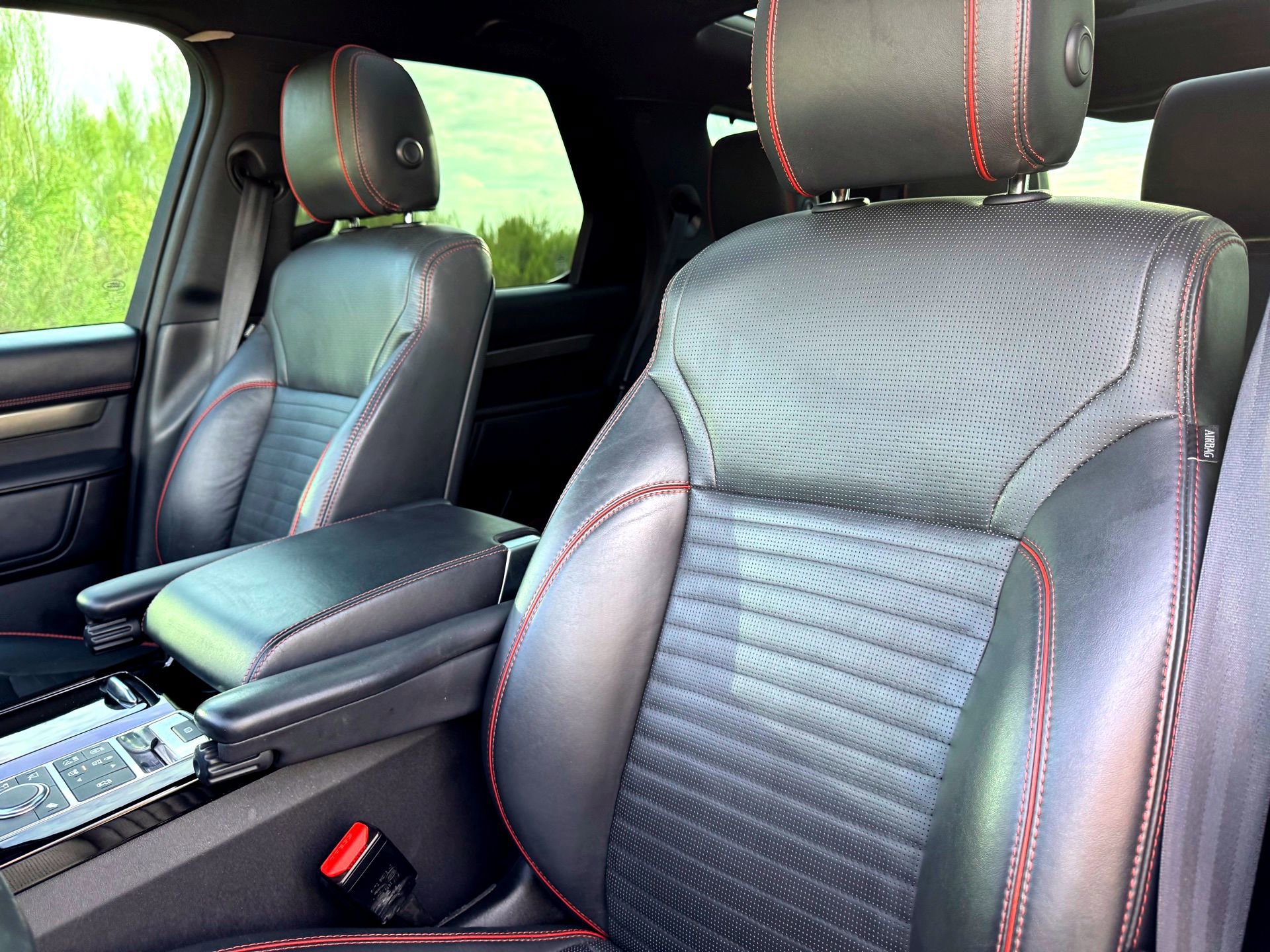 Used 2018 Land Rover Discovery HSE image 15