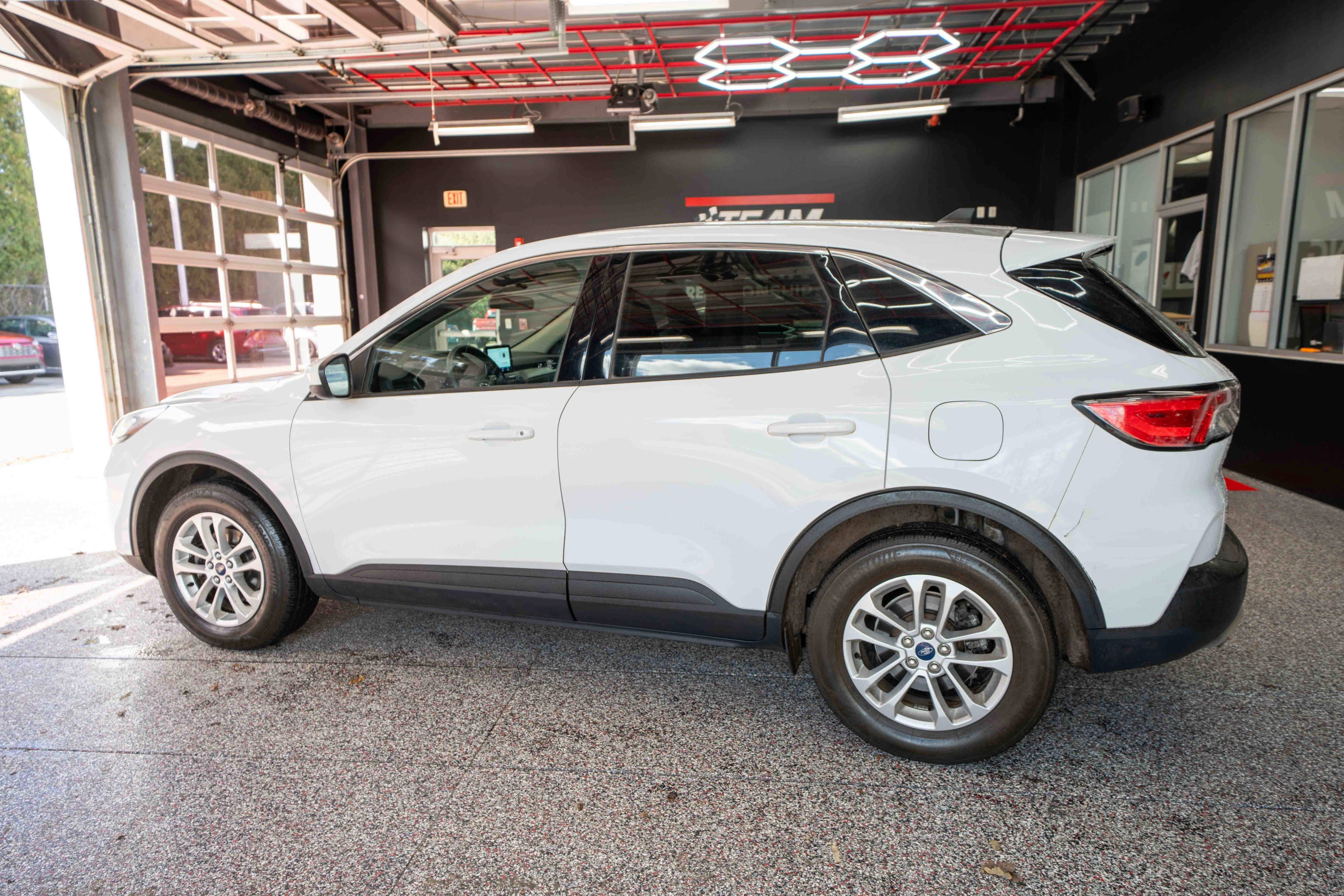 Used 2020 Ford Escape SE image 2