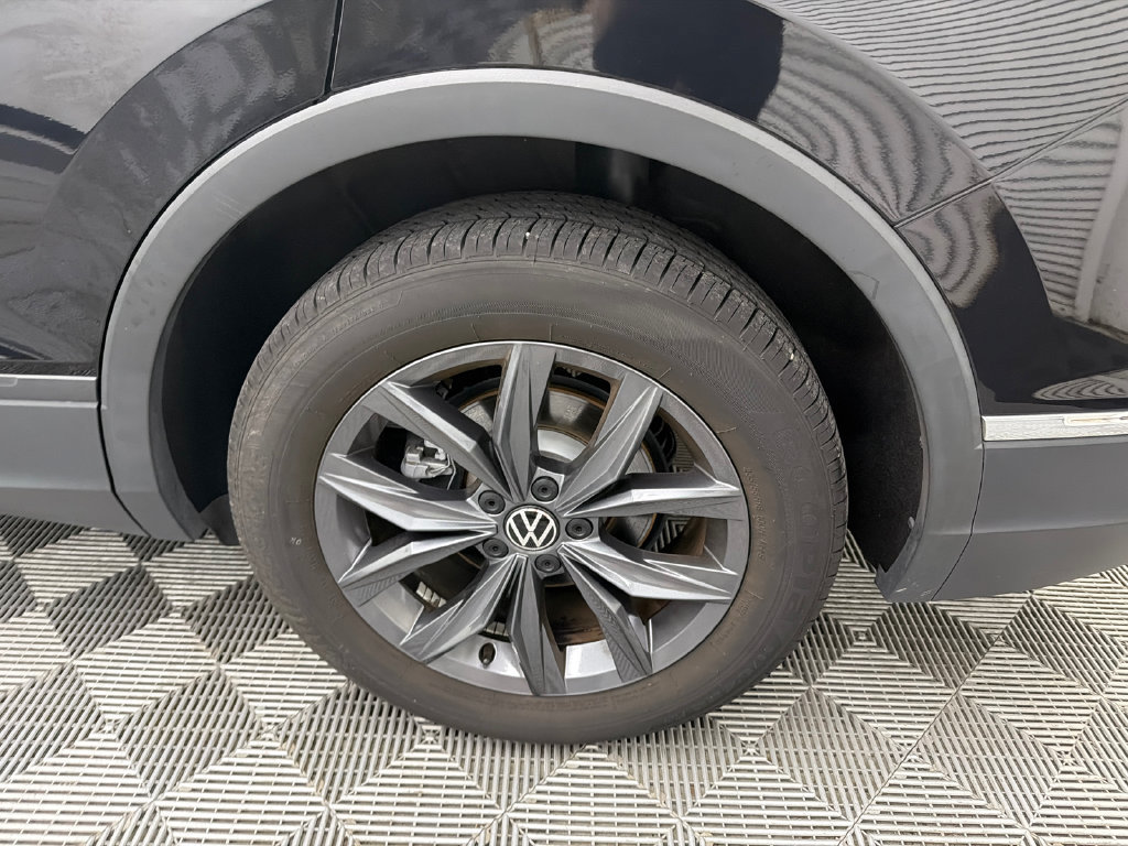 Used 2023 Volkswagen Tiguan SE w/ Panoramic Sunroof Package FWD image 20