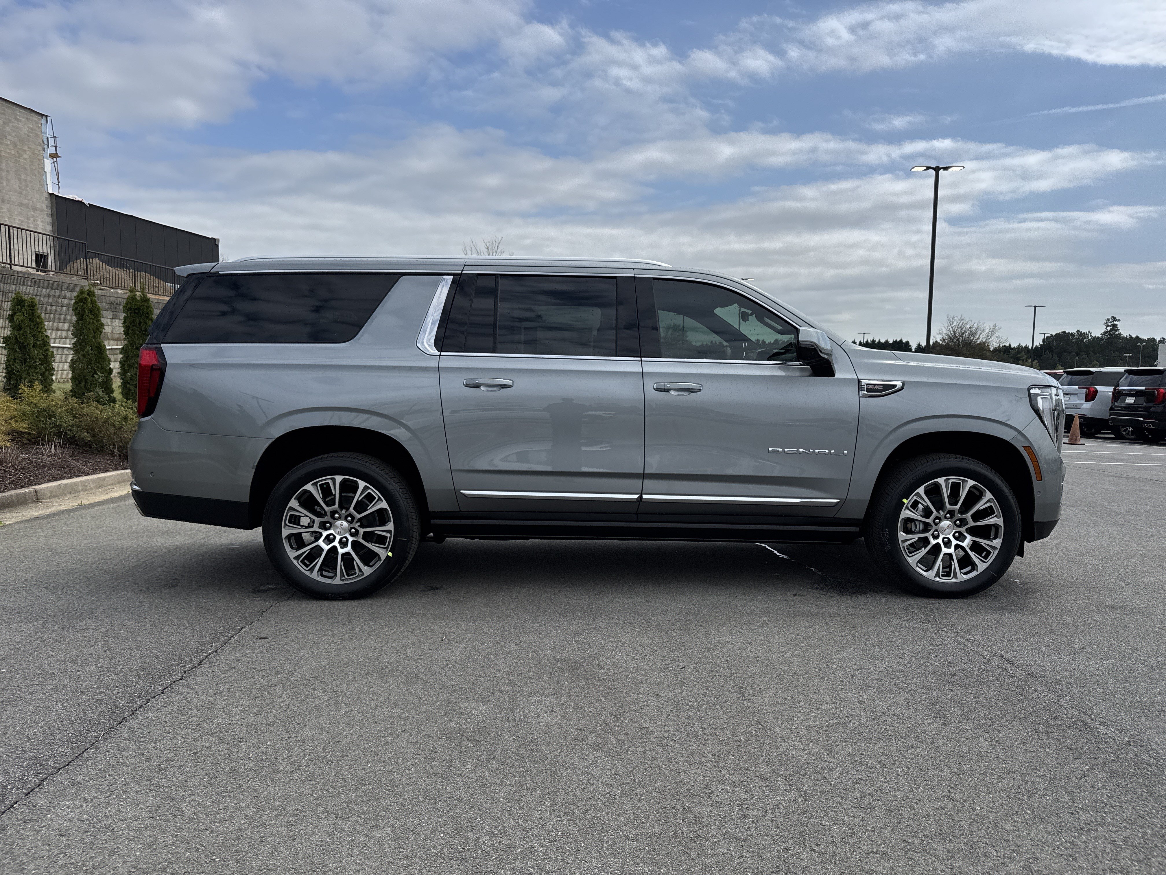 New 2026 GMC Yukon XL Denali w/ Denali Reserve Package AWD/4WD image 11