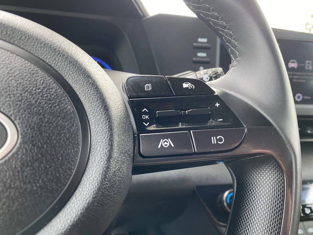 Certified 2025 Hyundai Elantra Sport image 20