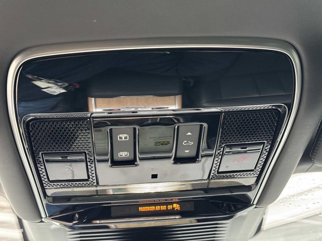 Used 2023 Land Rover Range Rover SV AWD/4WD image 24