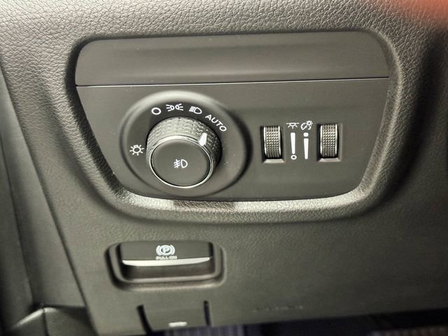 Used 2022 Jeep Grand Cherokee Overland w/ Luxury Tech Group IV image 45