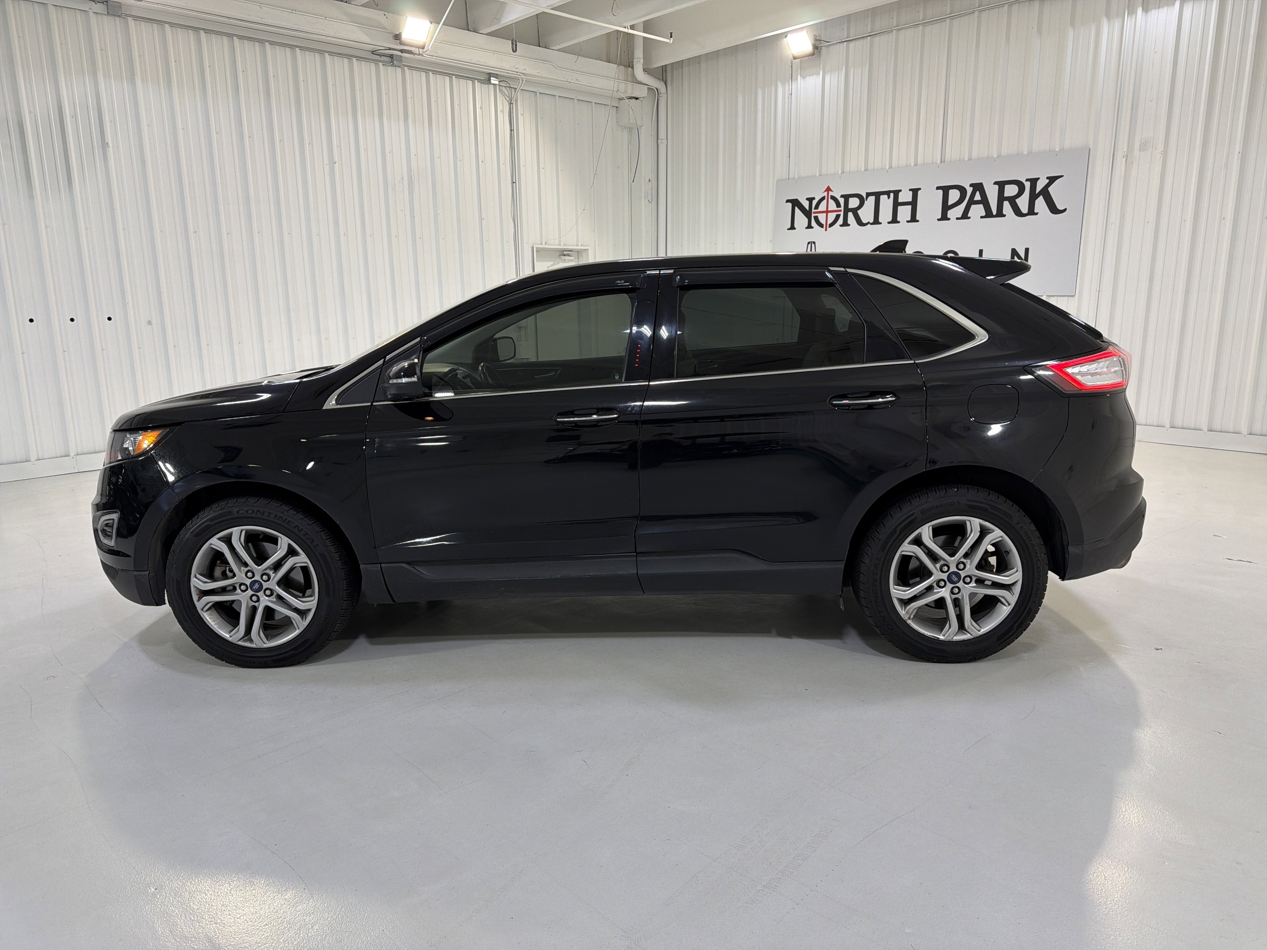 Used 2017 Ford Edge Titanium w/ Technology Package image 2