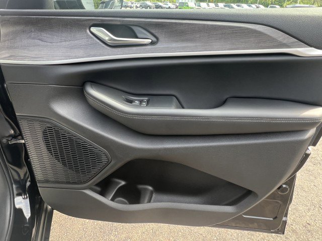 New 2025 Jeep Grand Cherokee Limited w/ Black Appearance Package image 17