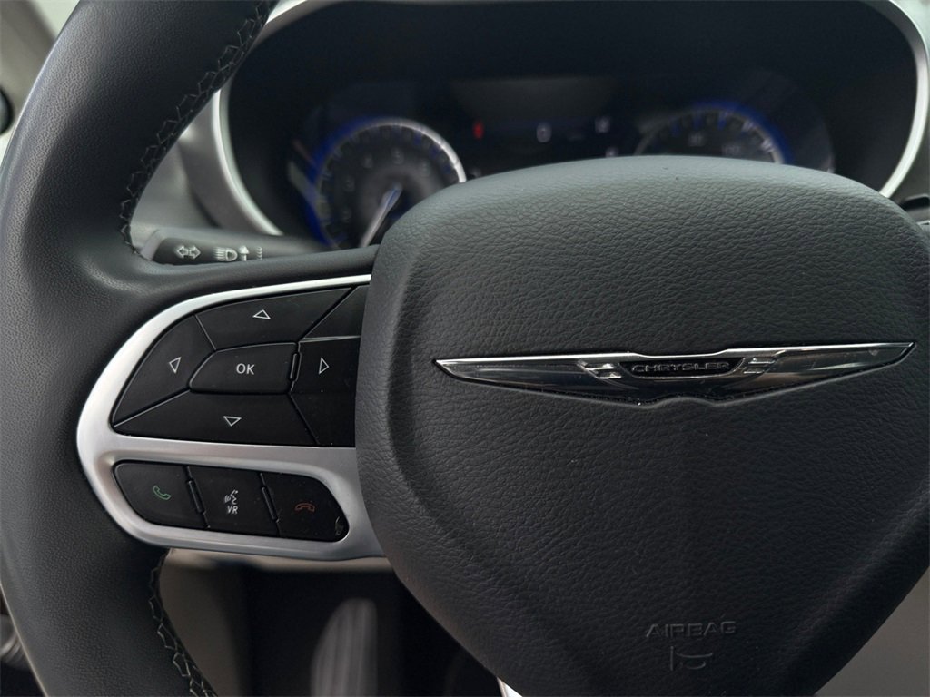 Certified 2023 Chrysler Pacifica Touring-L image 25