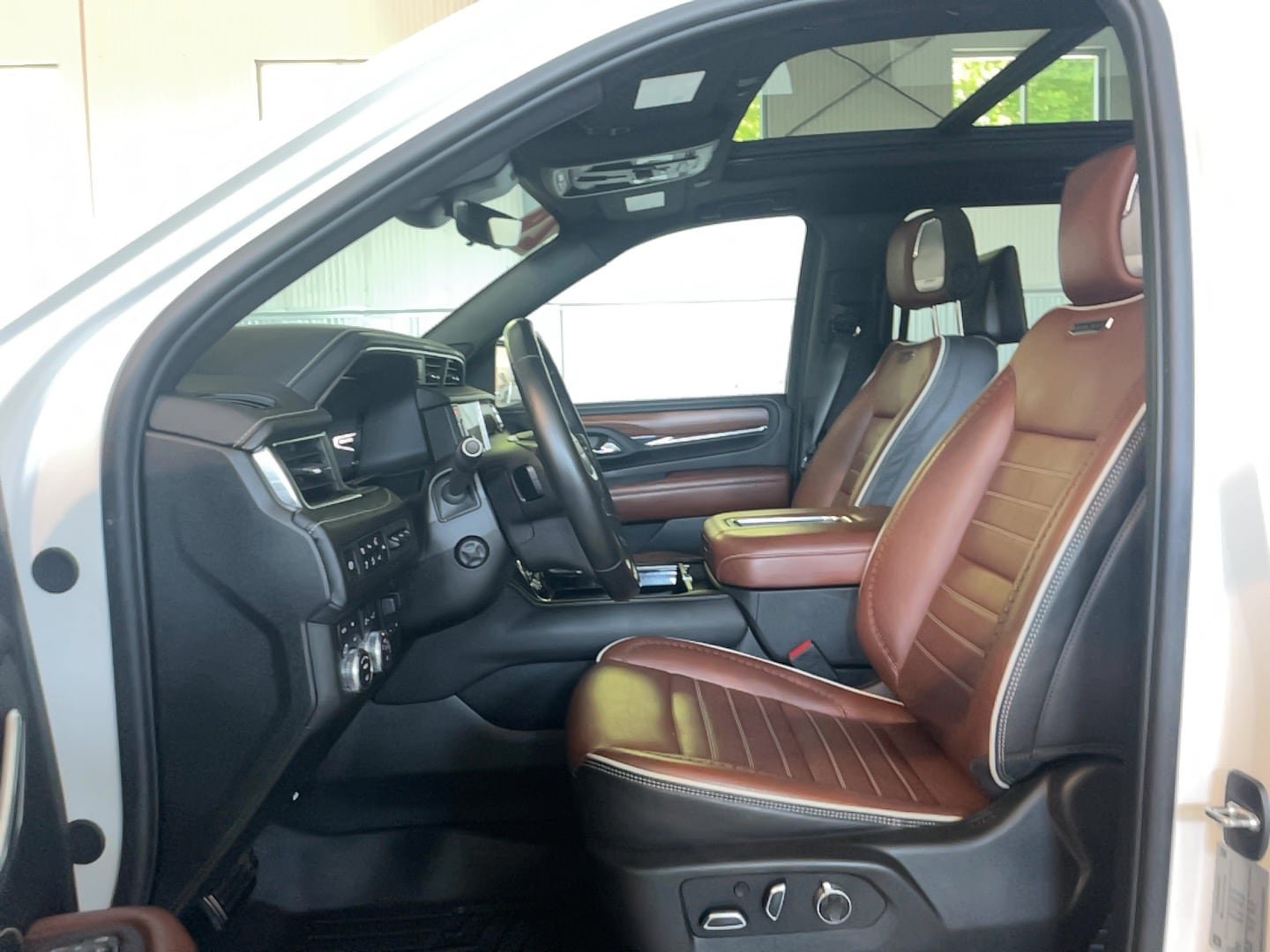 Used 2024 GMC Yukon XL Denali Ultimate AWD/4WD image 6