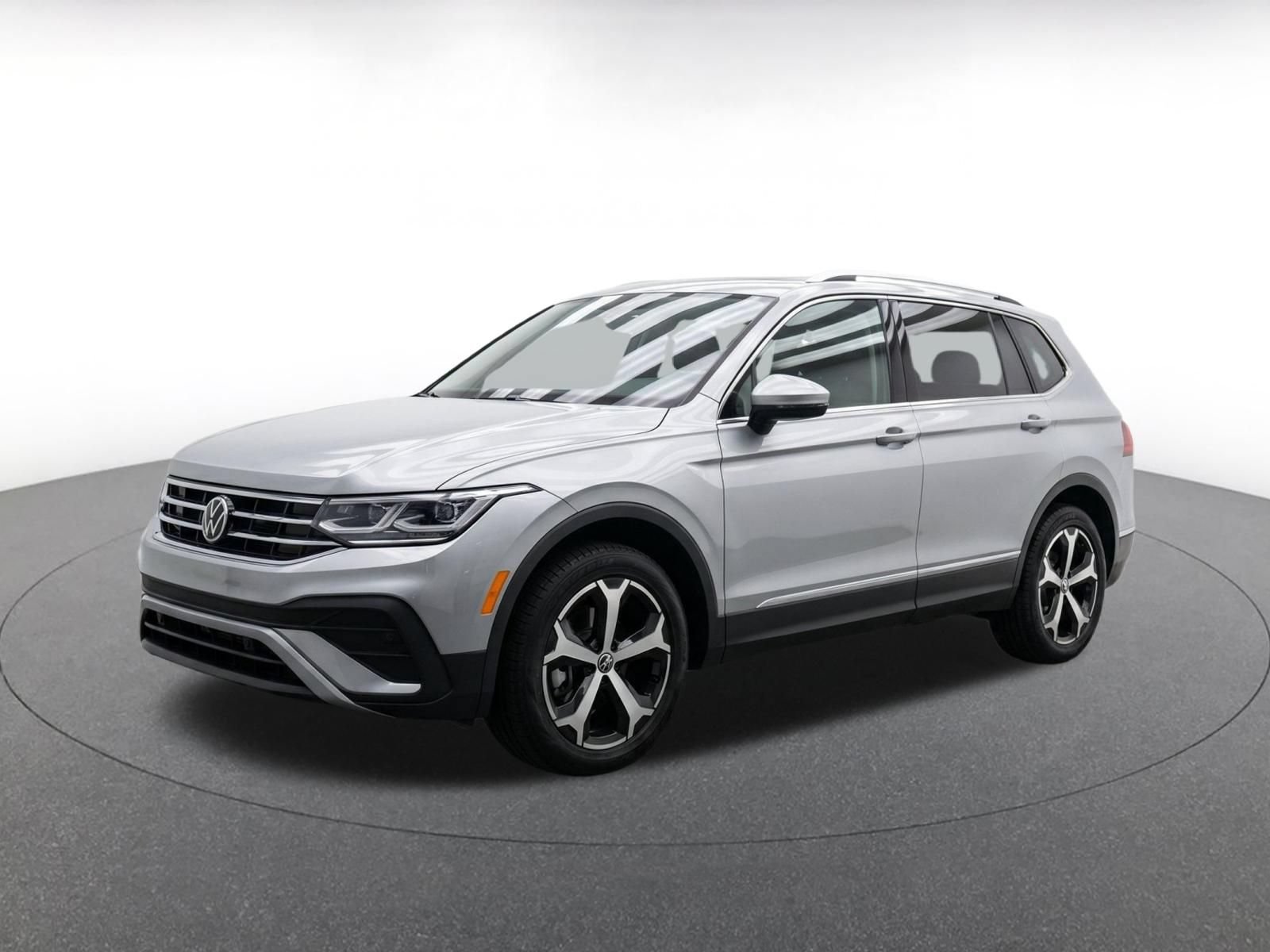 Used 2026 Volkswagen Tiguan SE AWD/4WD image 3