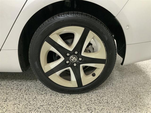 Used 2018 Toyota Prius Three Touring FWD image 10