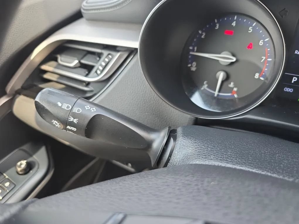Used 2021 Toyota C-HR LE FWD image 20