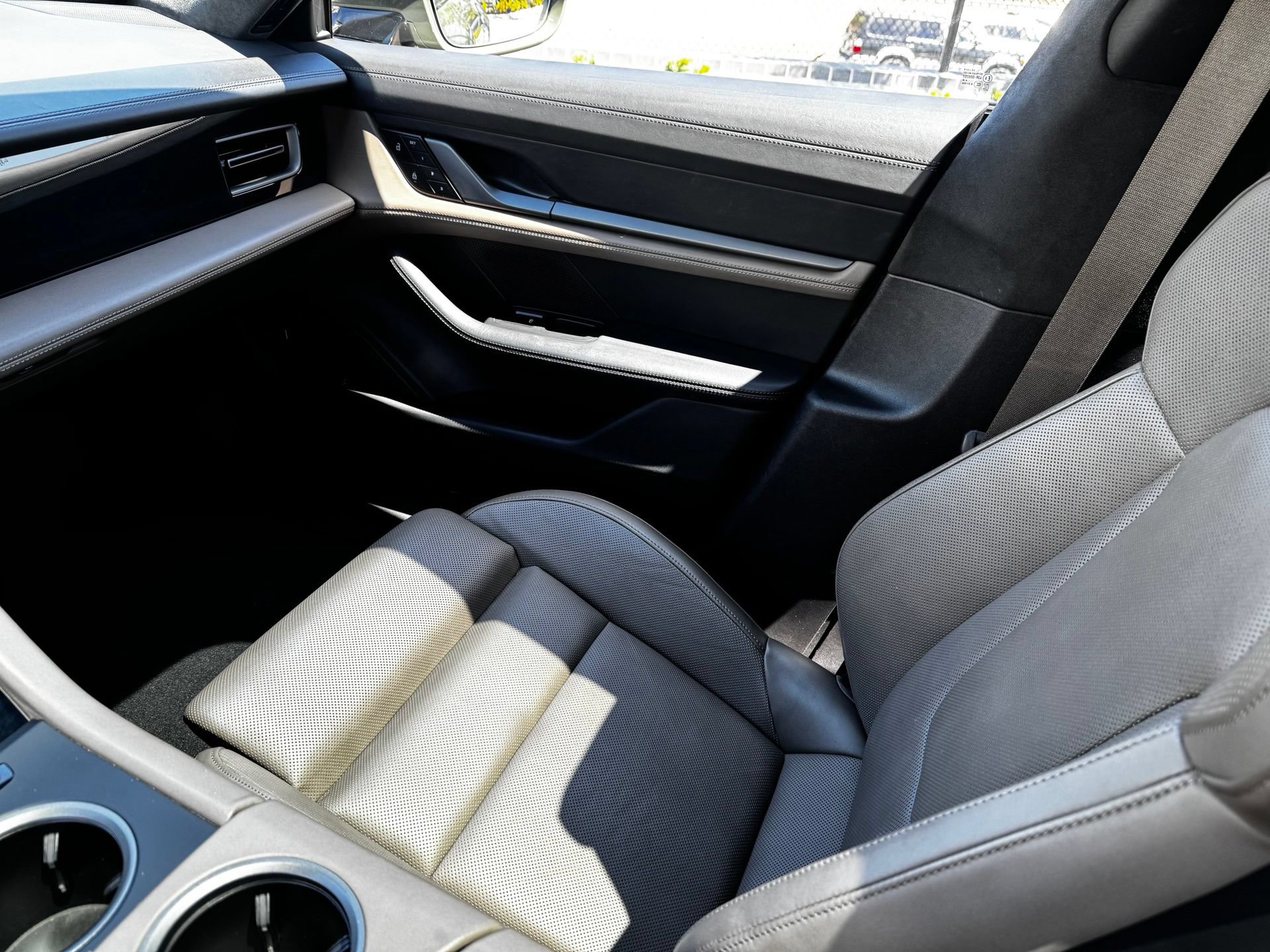 Certified 2022 Porsche Taycan Turbo S w/ Premium Package AWD/4WD image 27