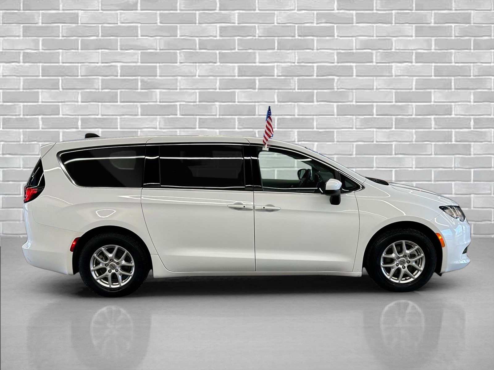 Used 2023 Chrysler Voyager LX image 6