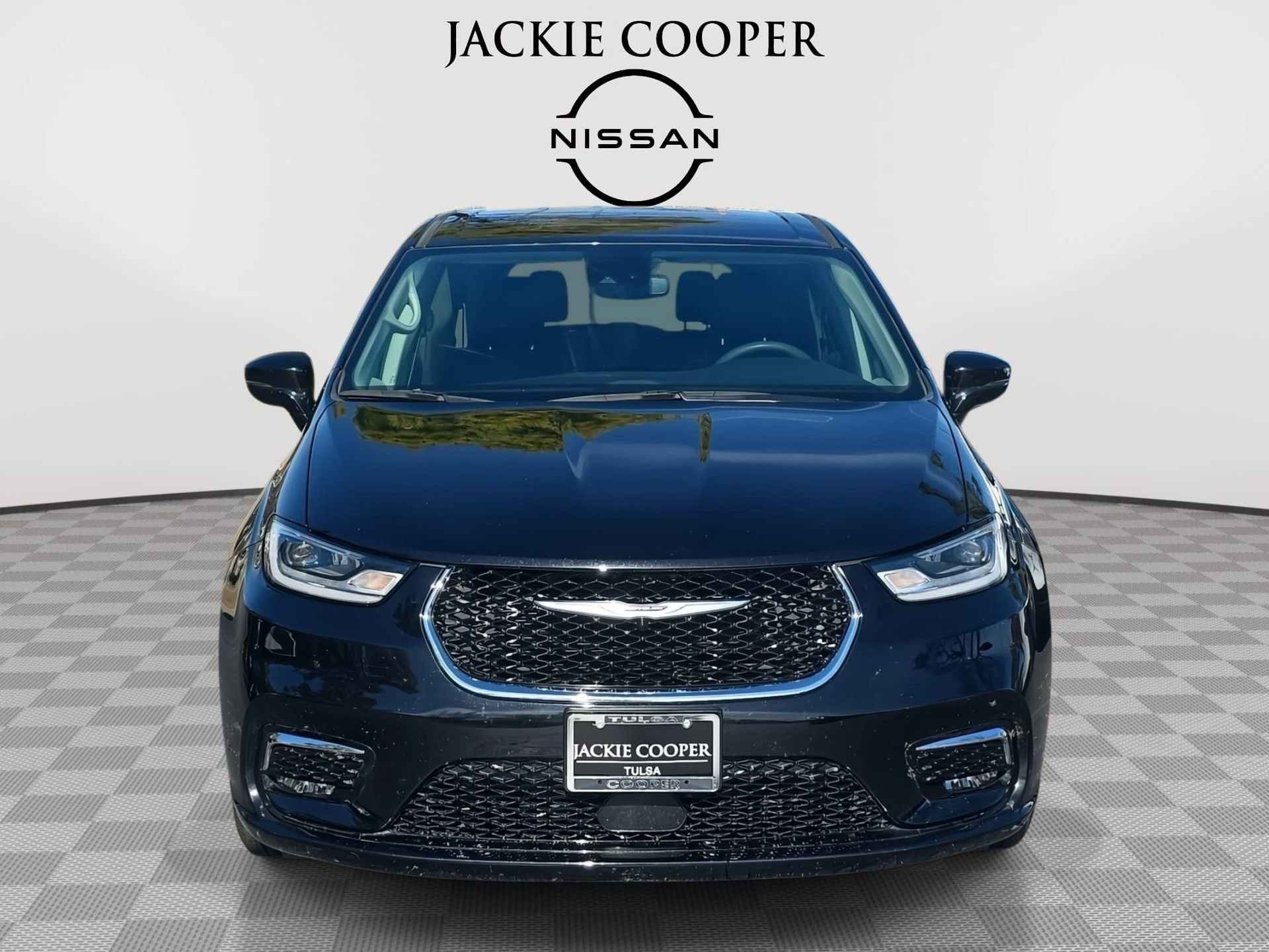 Used 2024 Chrysler Pacifica Touring-L image 2