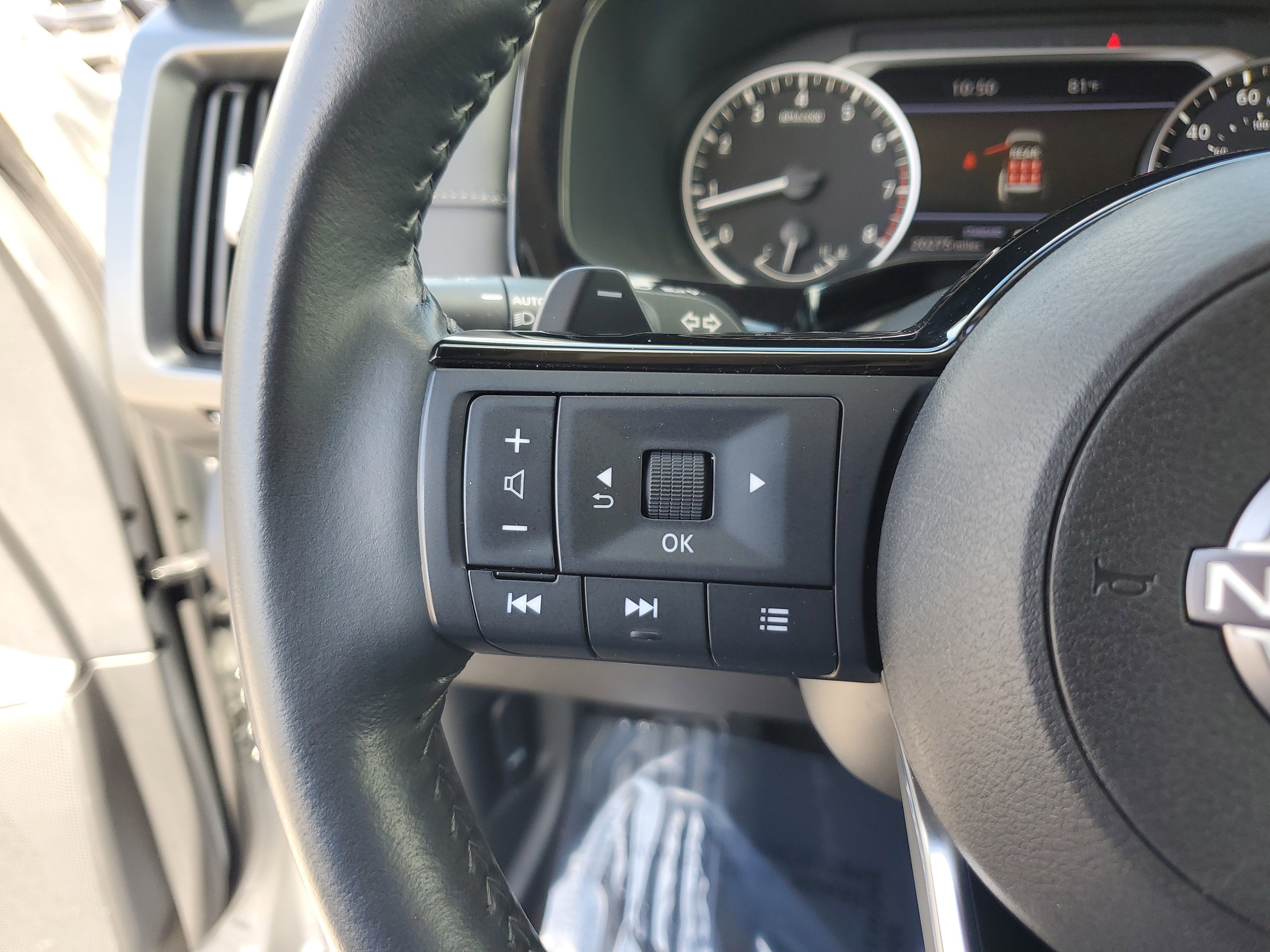Used 2024 Nissan Pathfinder SL FWD image 23