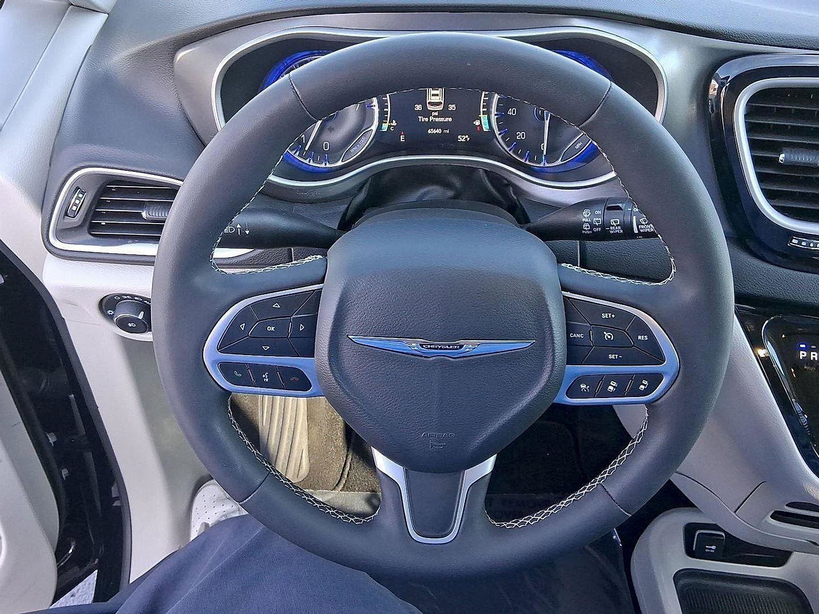 Used 2024 Chrysler Pacifica Touring-L image 10