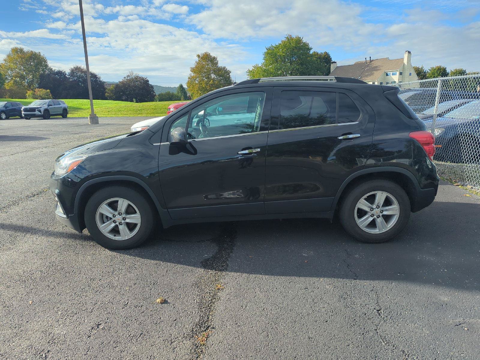 Used 2019 Chevrolet Trax LT w/ LT Convenience Package FWD image 4