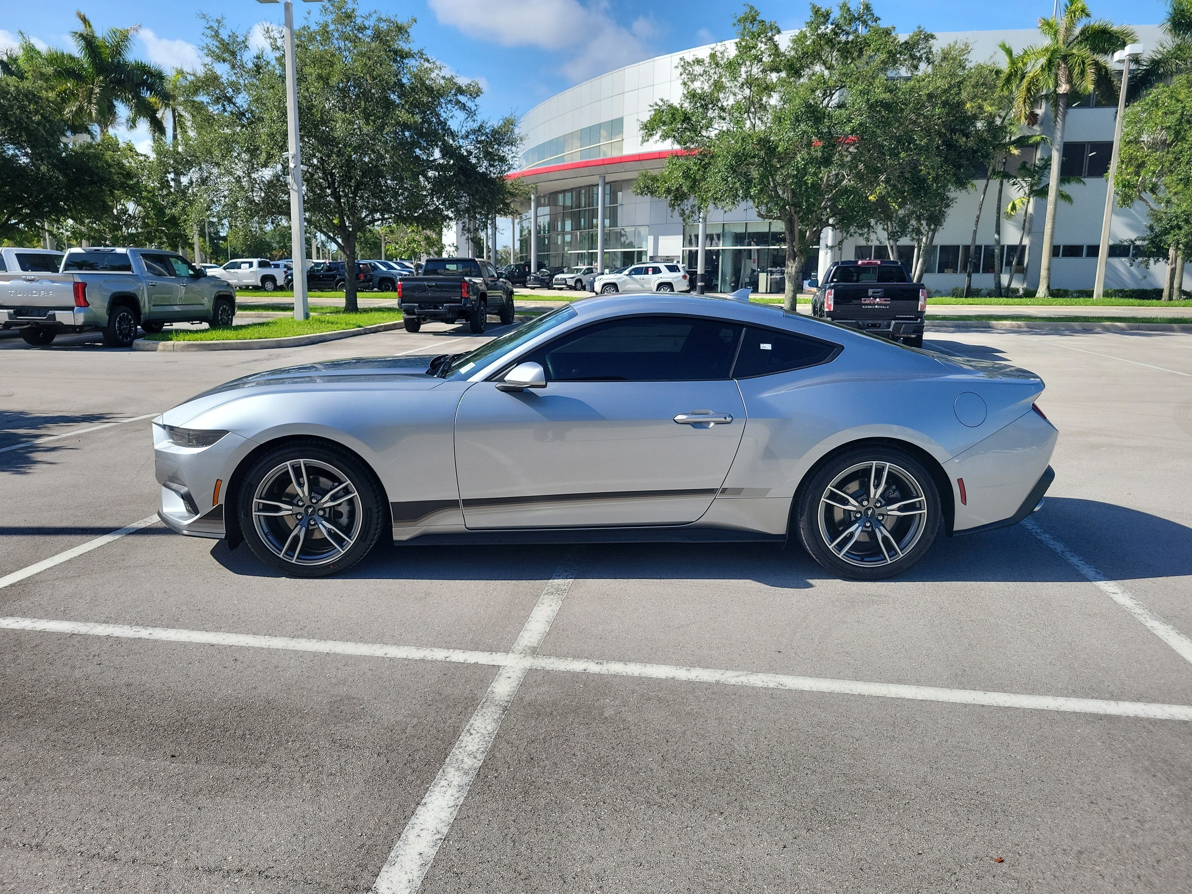 Used 2025 Ford Mustang Coupe RWD image 4