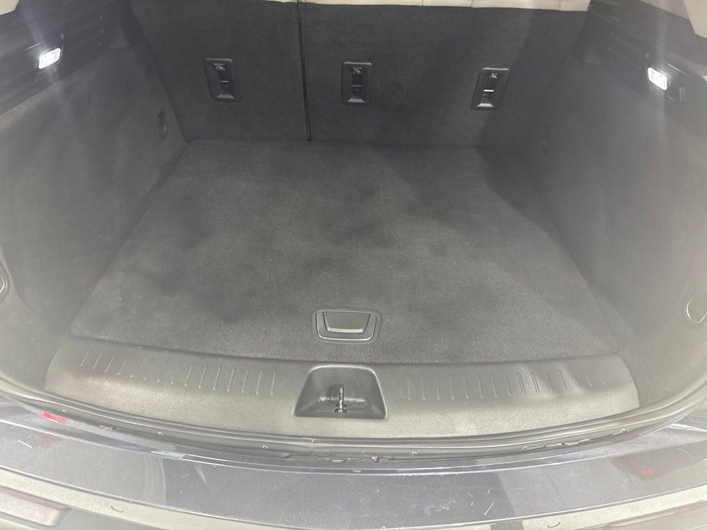 Used 2023 Cadillac XT4 Luxury w/ Cold Weather Package AWD/4WD image 10
