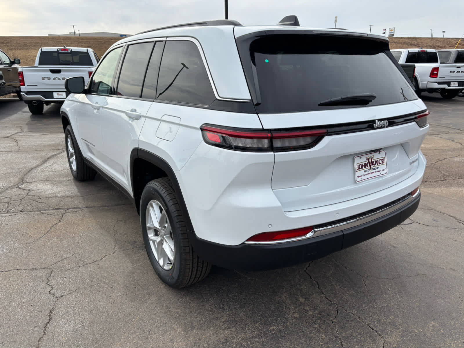 Used 2025 Jeep Grand Cherokee Laredo RWD image 8