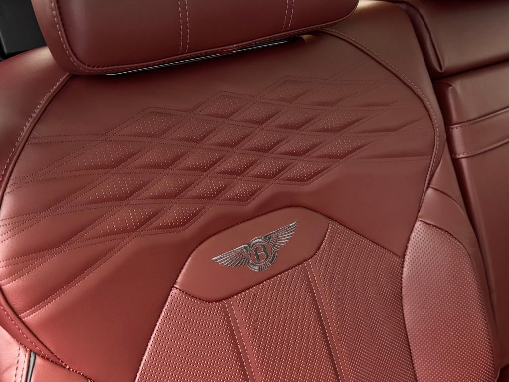 Used 2025 Bentley Bentayga image 36