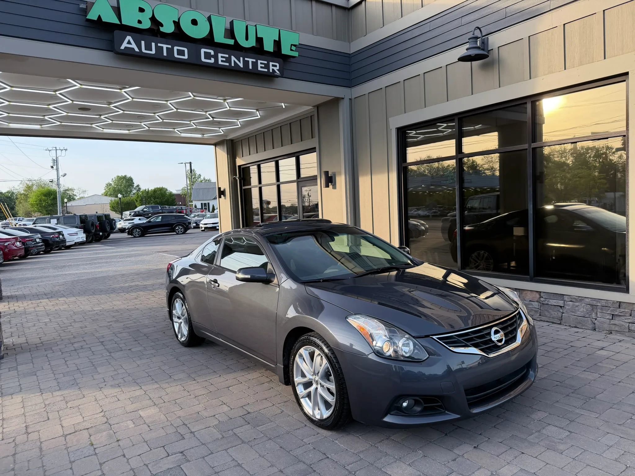 Used 2011 Nissan Altima 3.5 SR FWD image 1