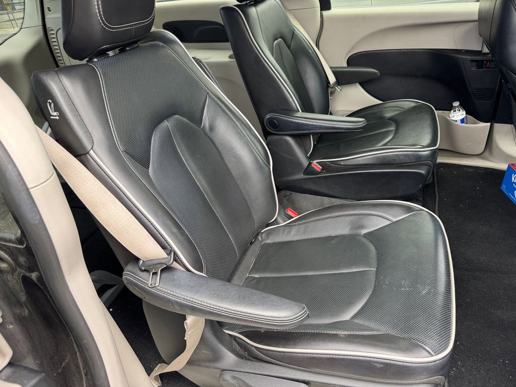 Used 2023 Chrysler Pacifica Limited FWD image 6