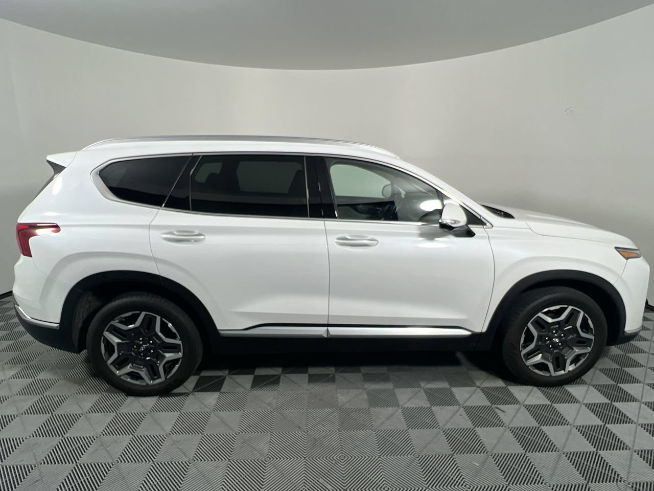 Used 2022 Hyundai Santa Fe Limited FWD image 2