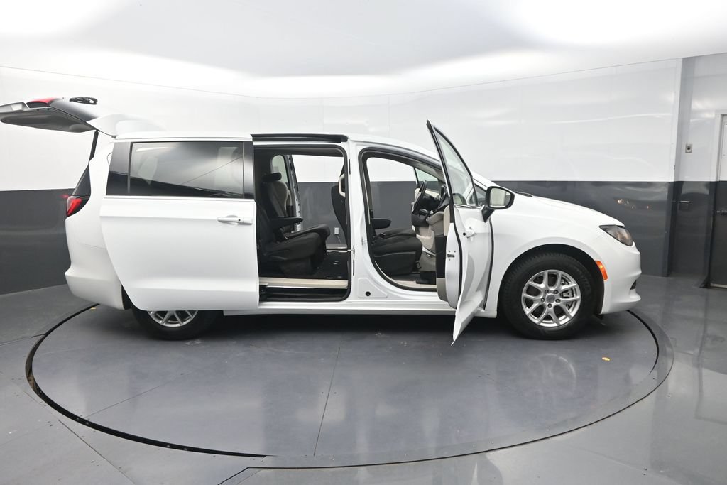Used 2022 Chrysler Voyager LX FWD image 38