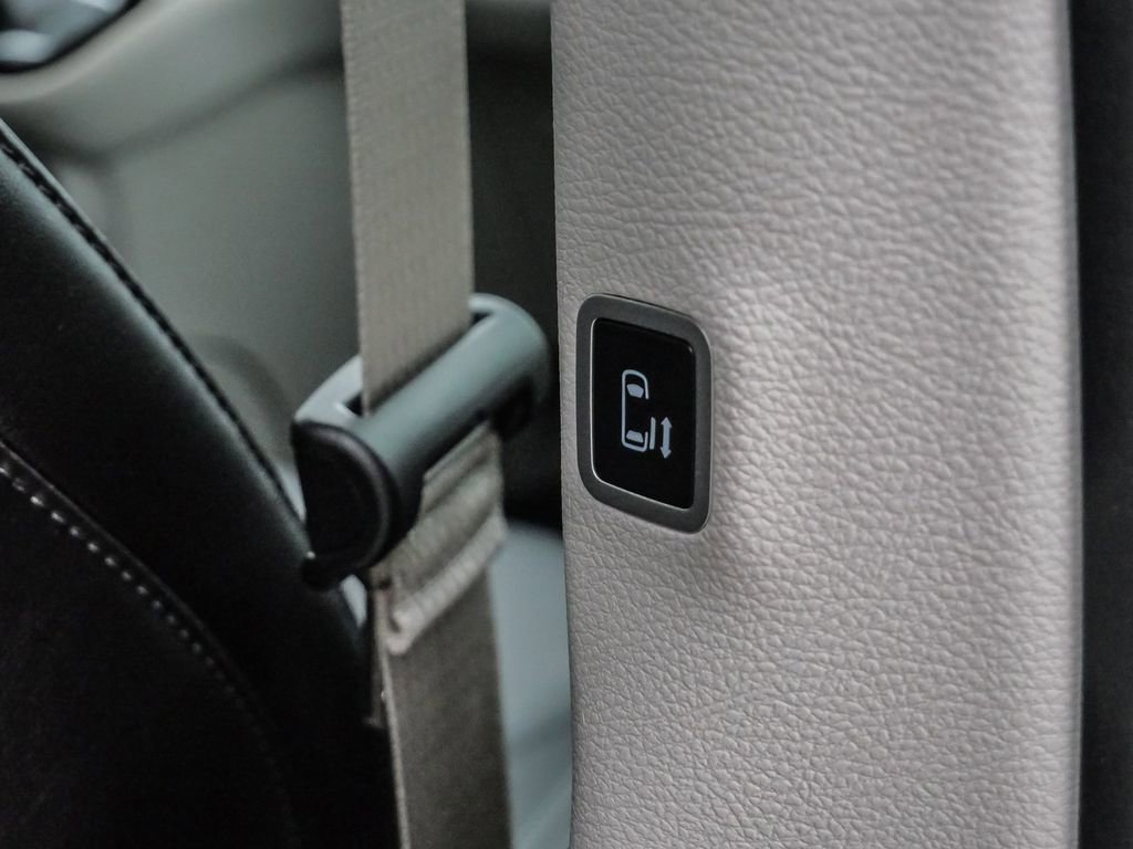 Used 2024 Chrysler Pacifica Touring-L image 19