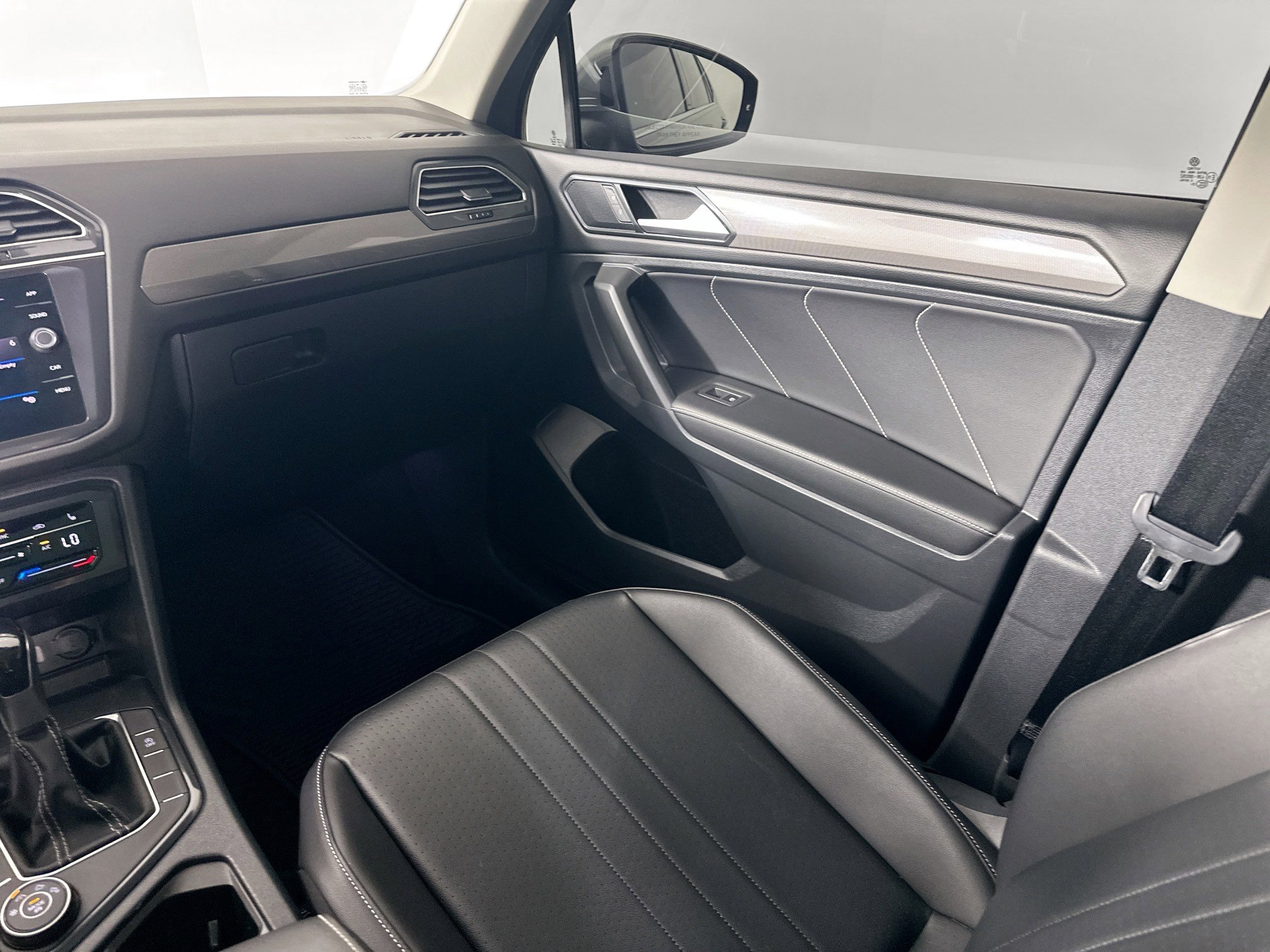 Used 2022 Volkswagen Tiguan SE AWD/4WD image 22