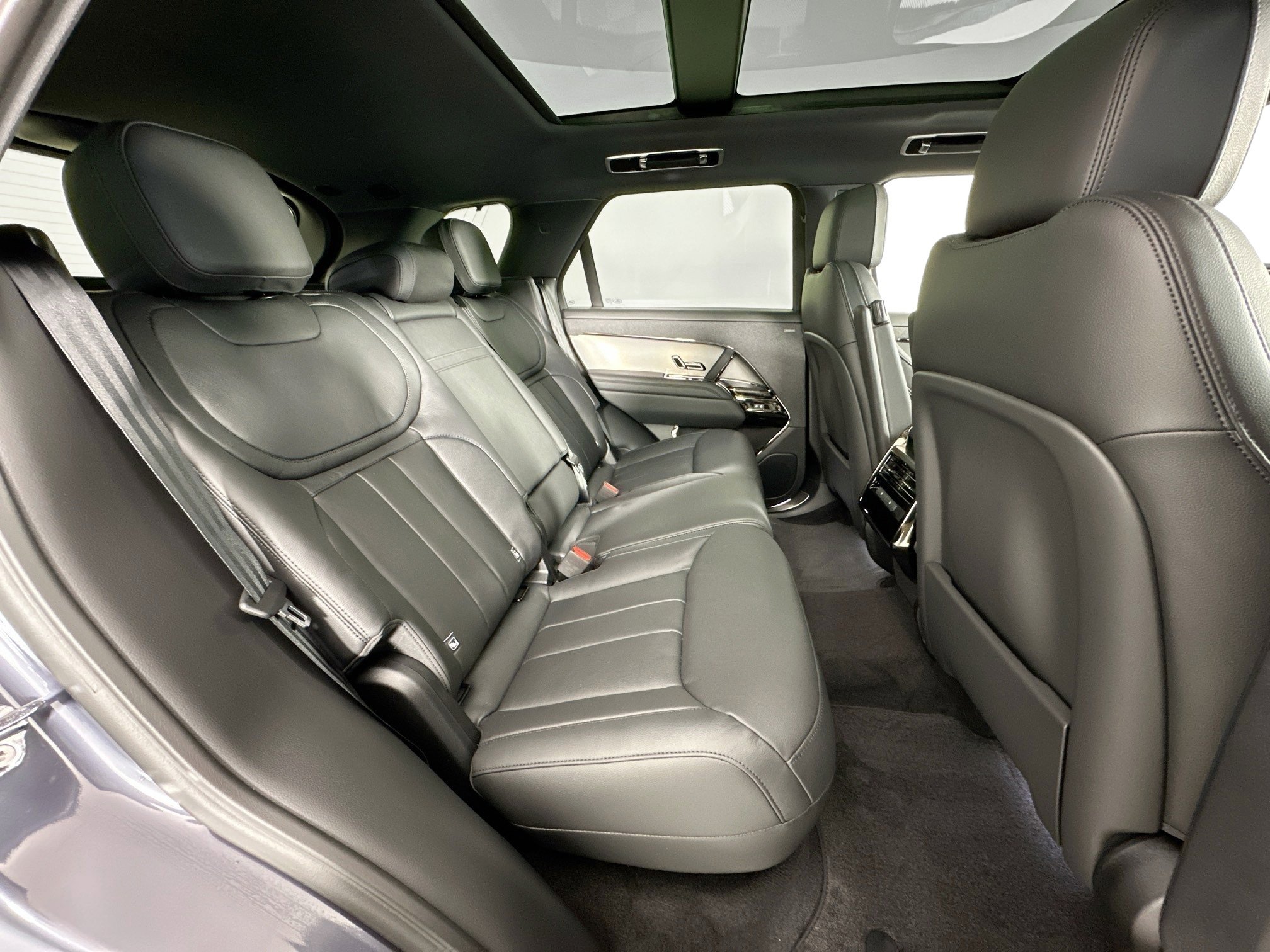 Used 2025 Land Rover Range Rover Sport image 24