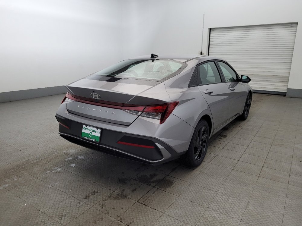 Used 2025 Hyundai Elantra SE image 9