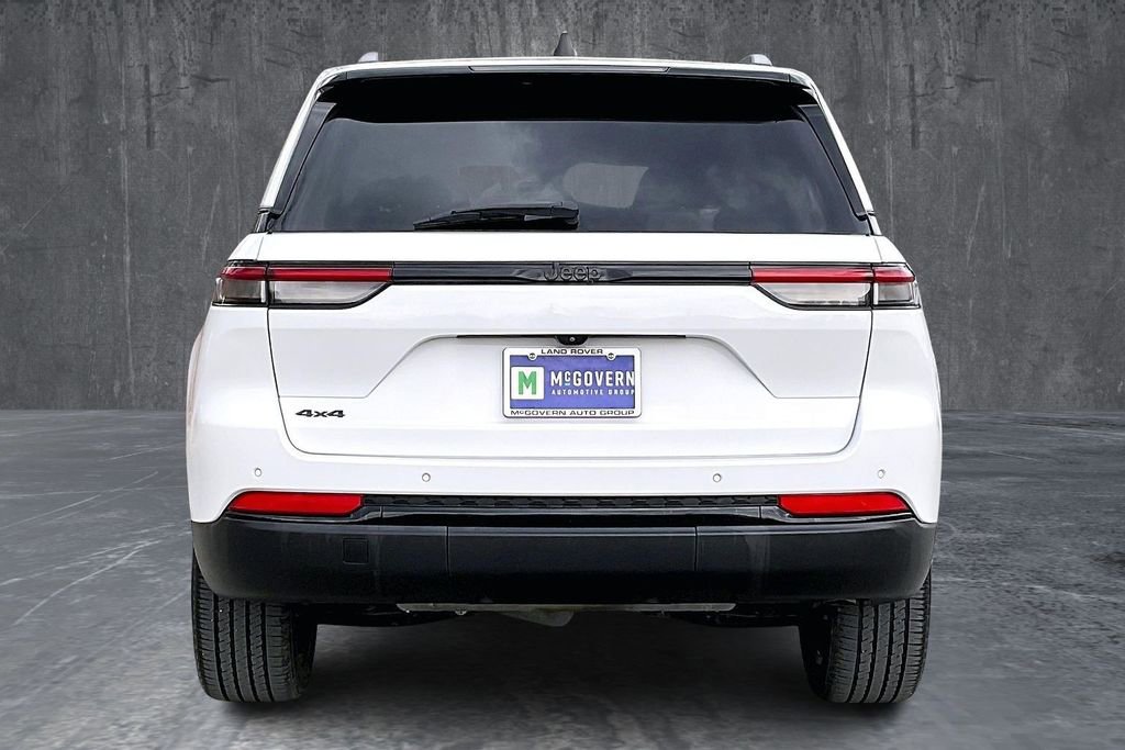 Used 2023 Jeep Grand Cherokee Altitude image 5