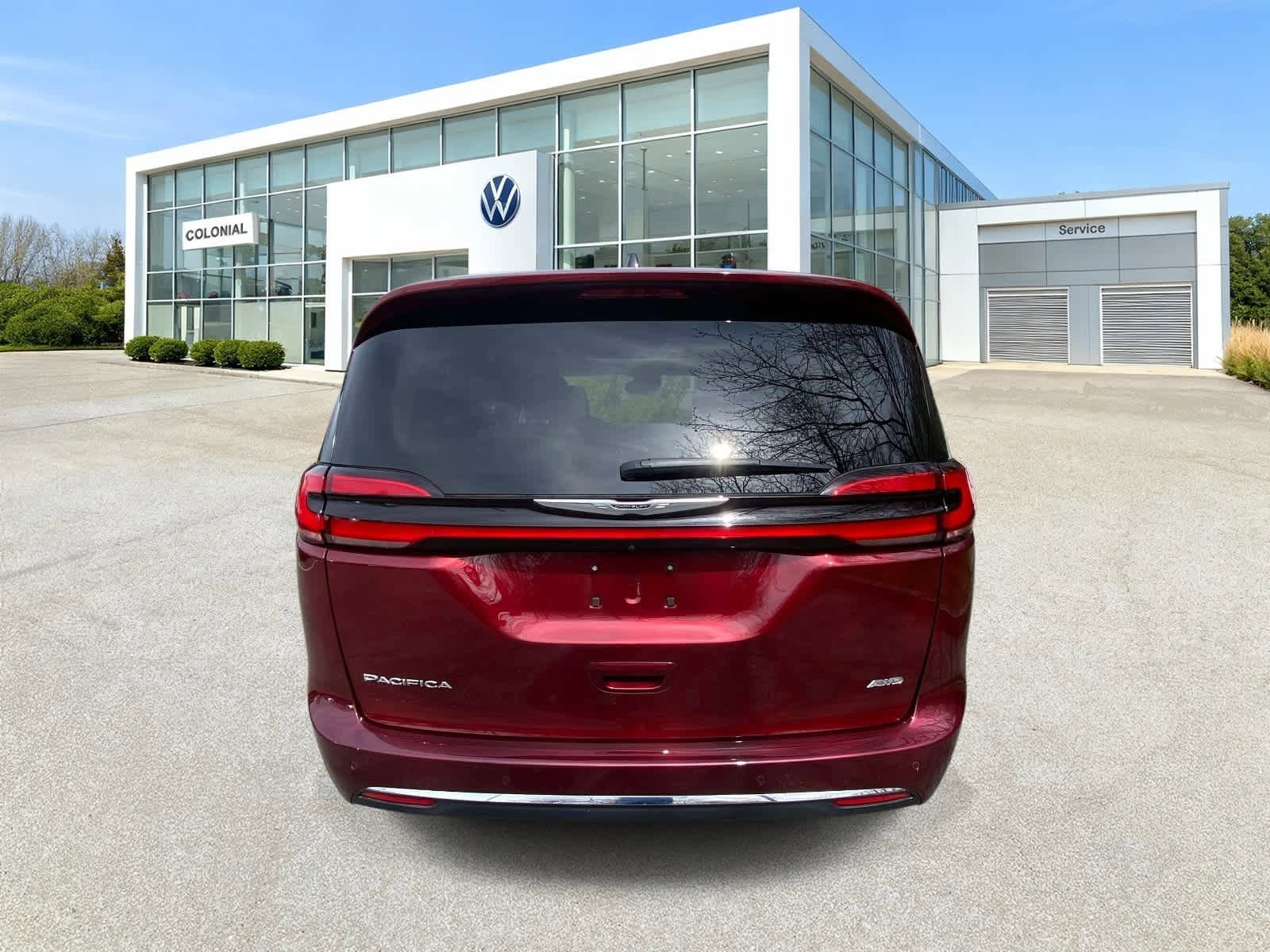 Used 2023 Chrysler Pacifica Touring-L AWD/4WD image 4