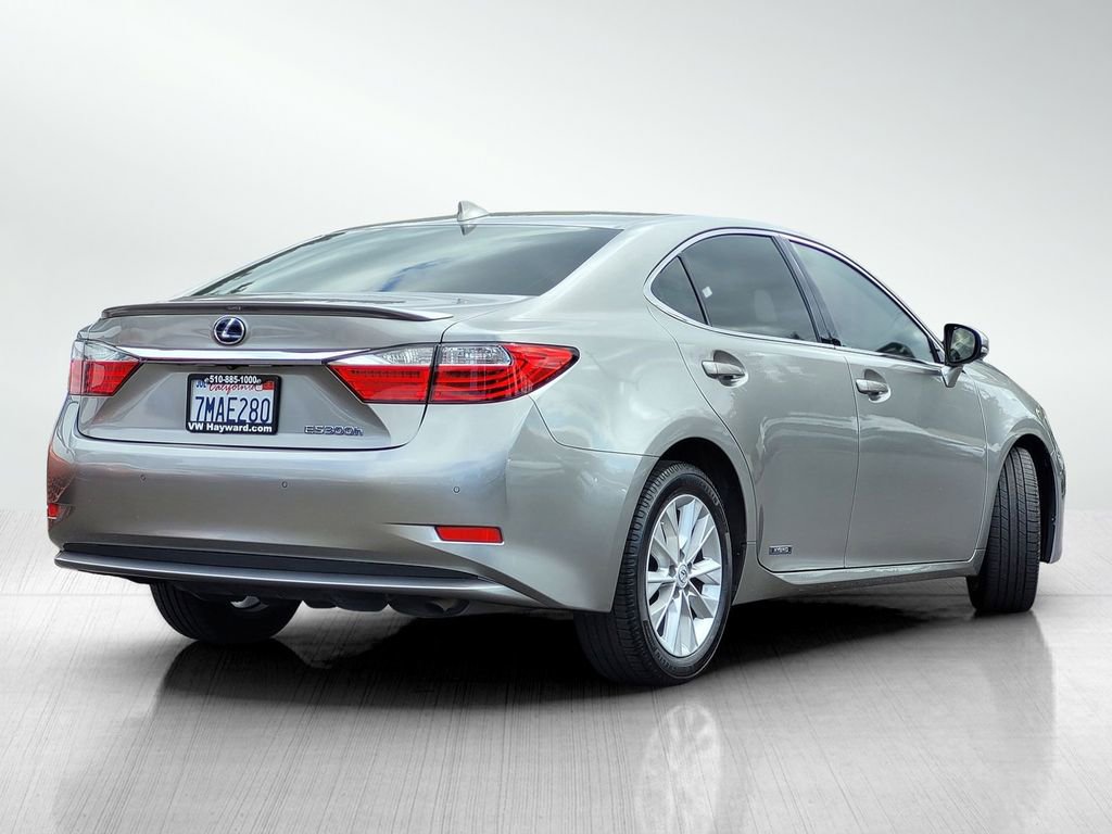 Used 2015 Lexus ES 300h w/ Navigation System Package image 4