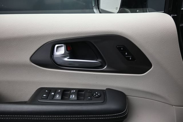 Used 2024 Chrysler Pacifica Touring-L FWD image 11