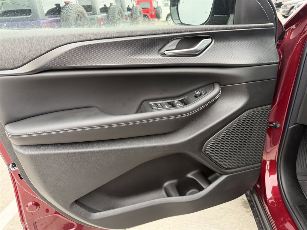 New 2025 Jeep Grand Cherokee Altitude image 13