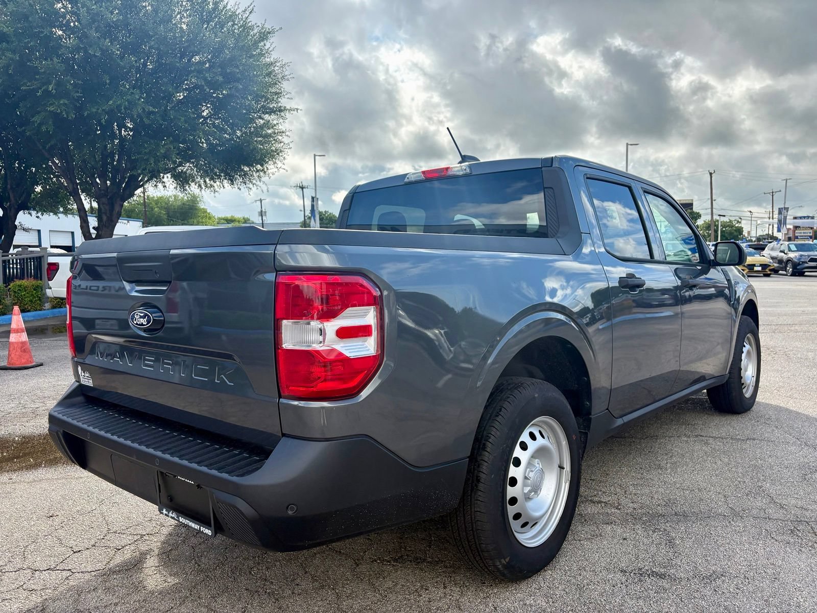 Used 2025 Ford Maverick XL w/ Equipment Group 102A AWD/4WD image 5