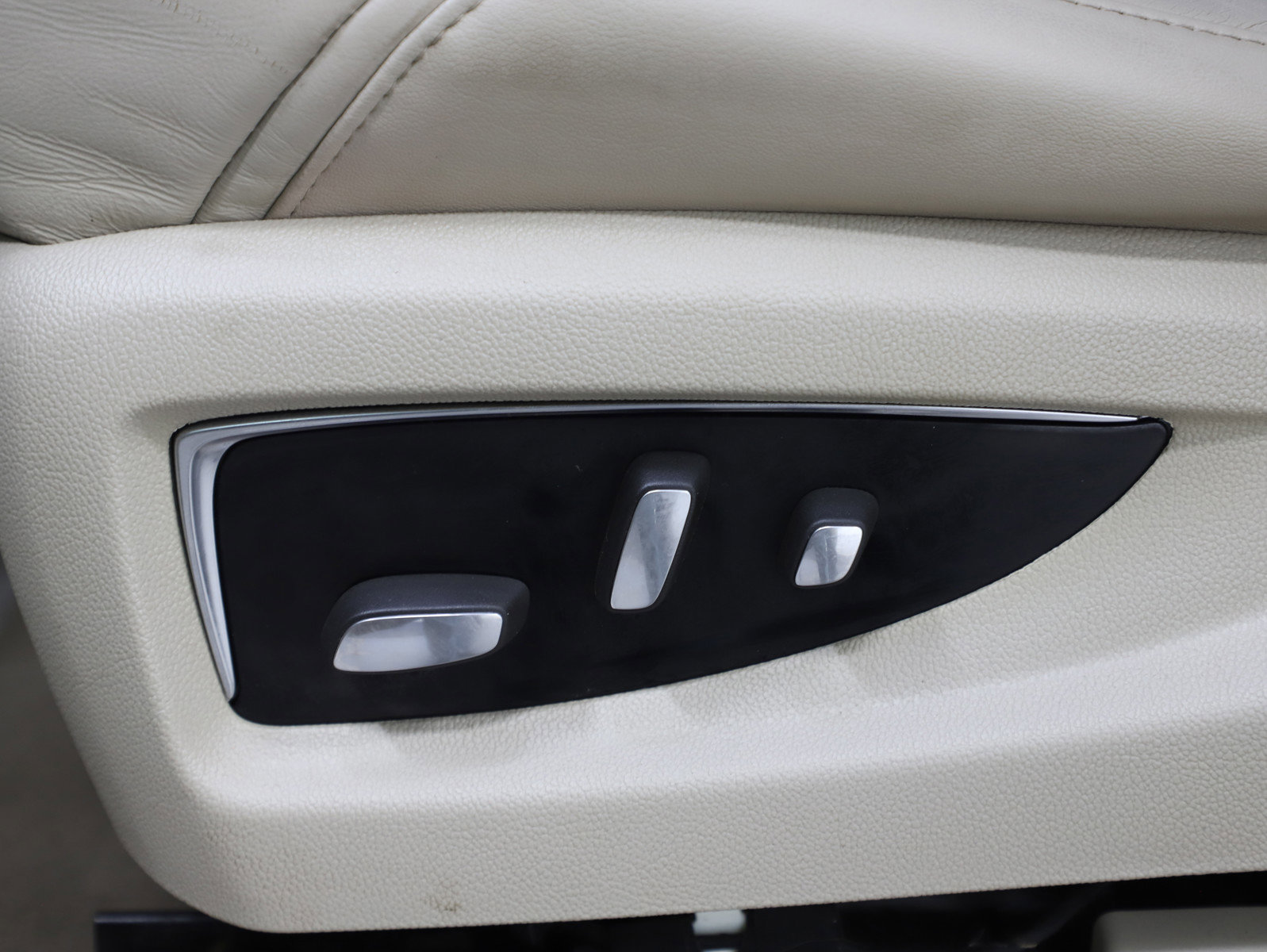 Used 2016 Cadillac Escalade Luxury image 30