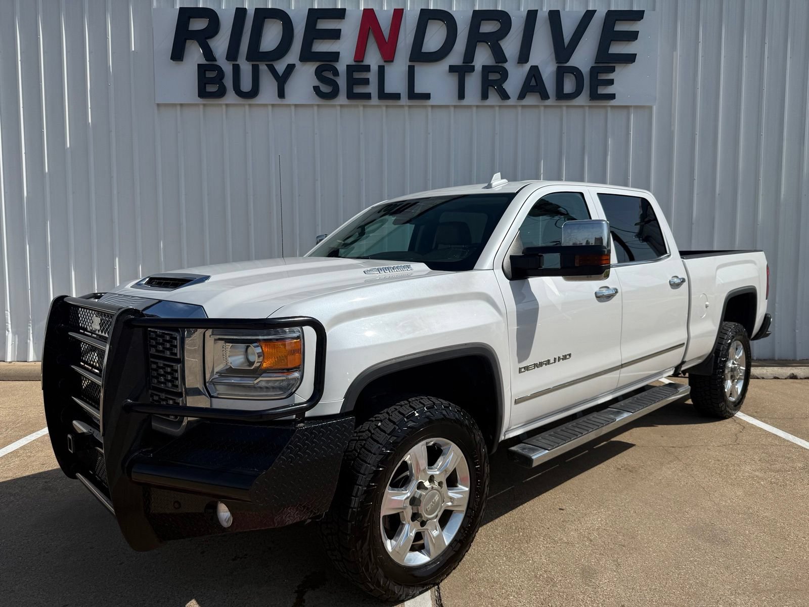 Used 2019 GMC Sierra 2500 Denali w/ Duramax Plus Package AWD/4WD image 1