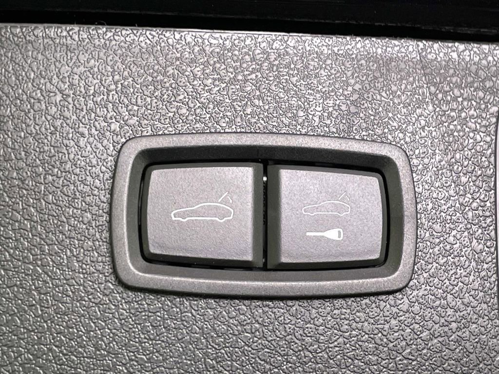 Certified 2025 Porsche Macan image 21