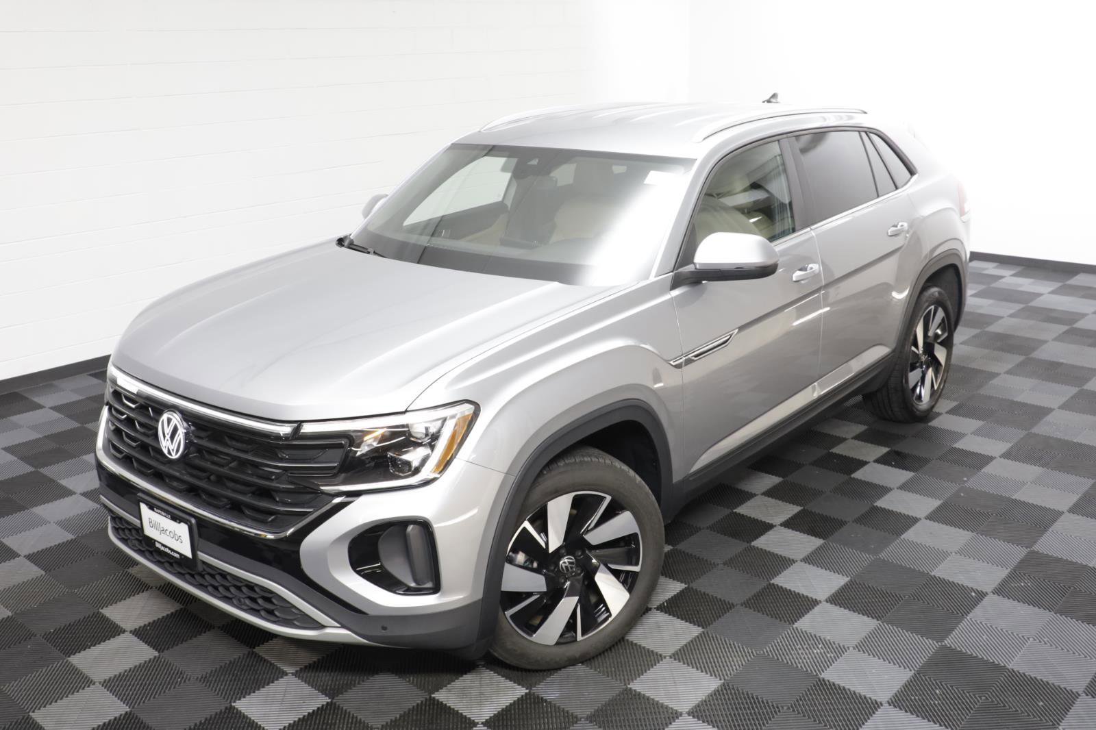 Used 2025 Volkswagen Atlas Cross Sport SE image 2