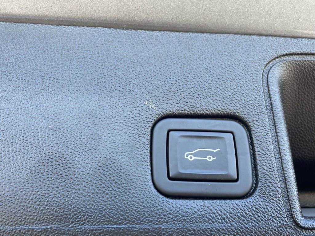 Used 2024 GMC Terrain SLT image 27