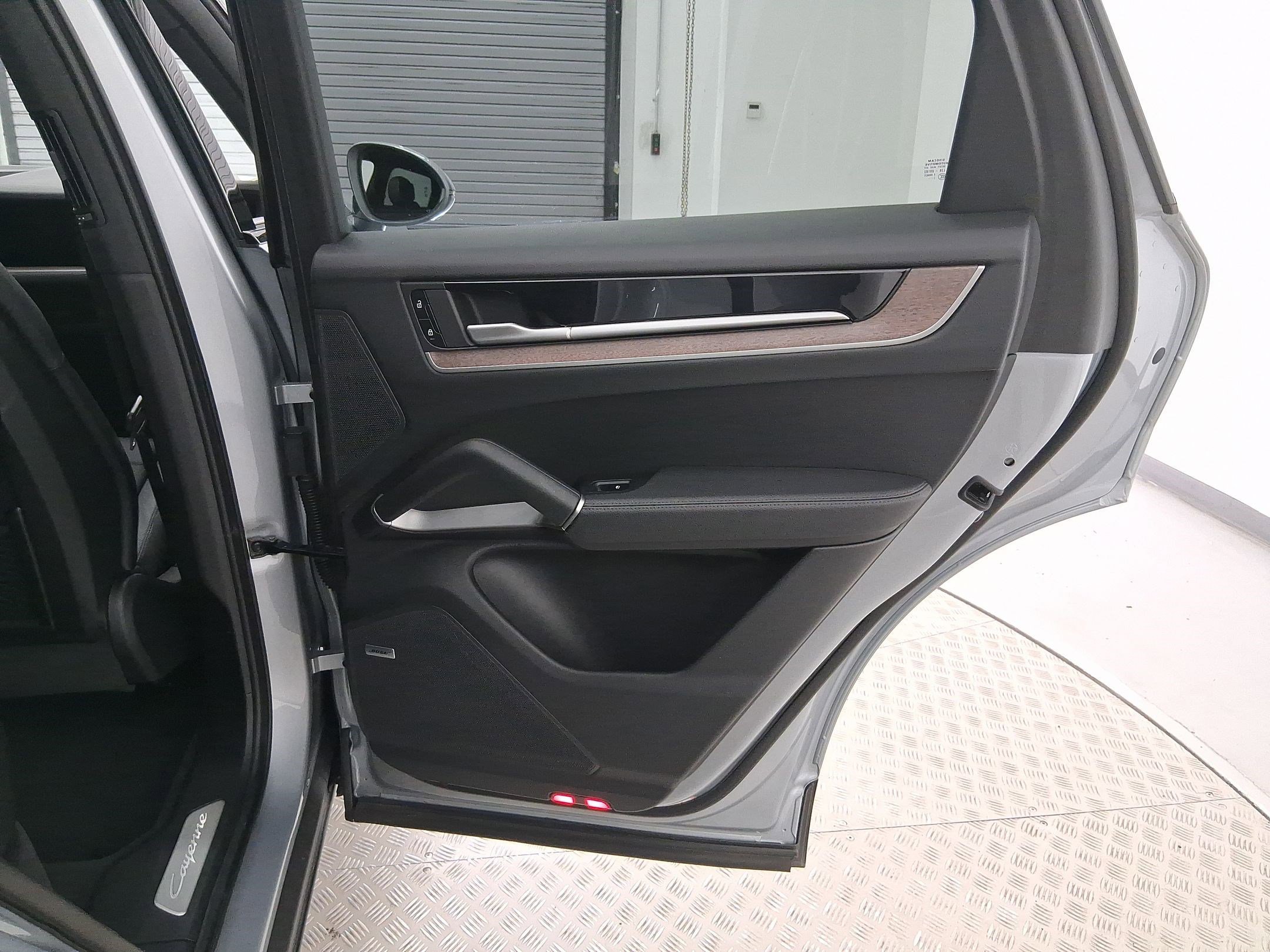 Used 2025 Porsche Cayenne image 40