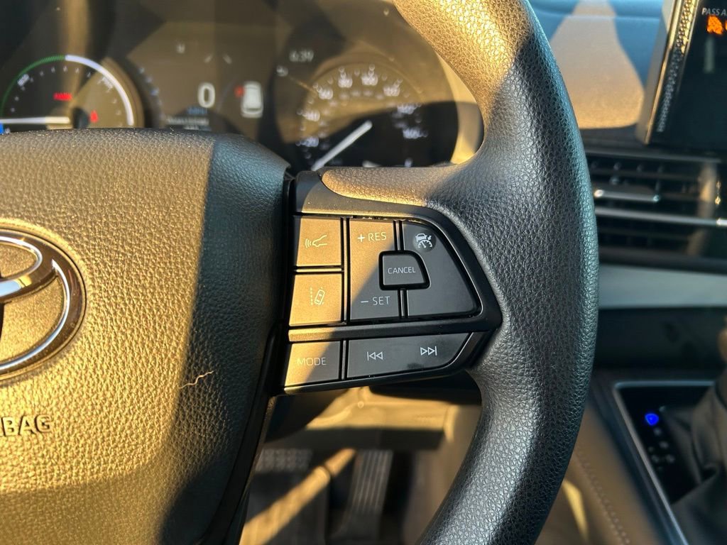 Used 2025 Toyota Sienna LE image 24